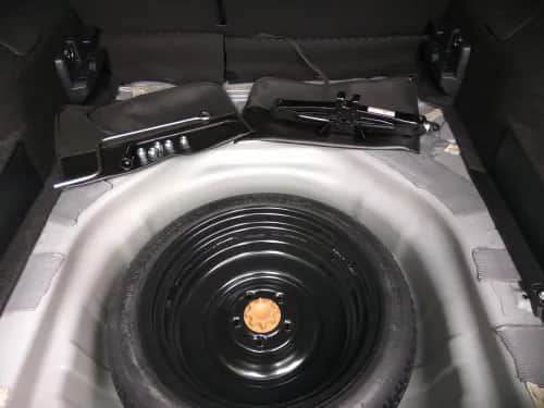 Gdzie koło zapasowe Toyota Yaris? Lokalizacja + Zestaw naprawczy