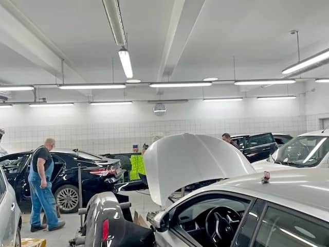 Oświetlenie warsztatu: Jak wybrać LED i uniknąć 3 błędów?