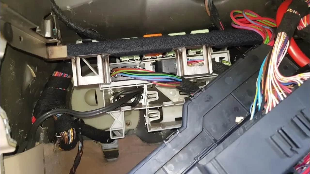 BMW E39: Lokalizacja i naprawa modułu komfortu GM5