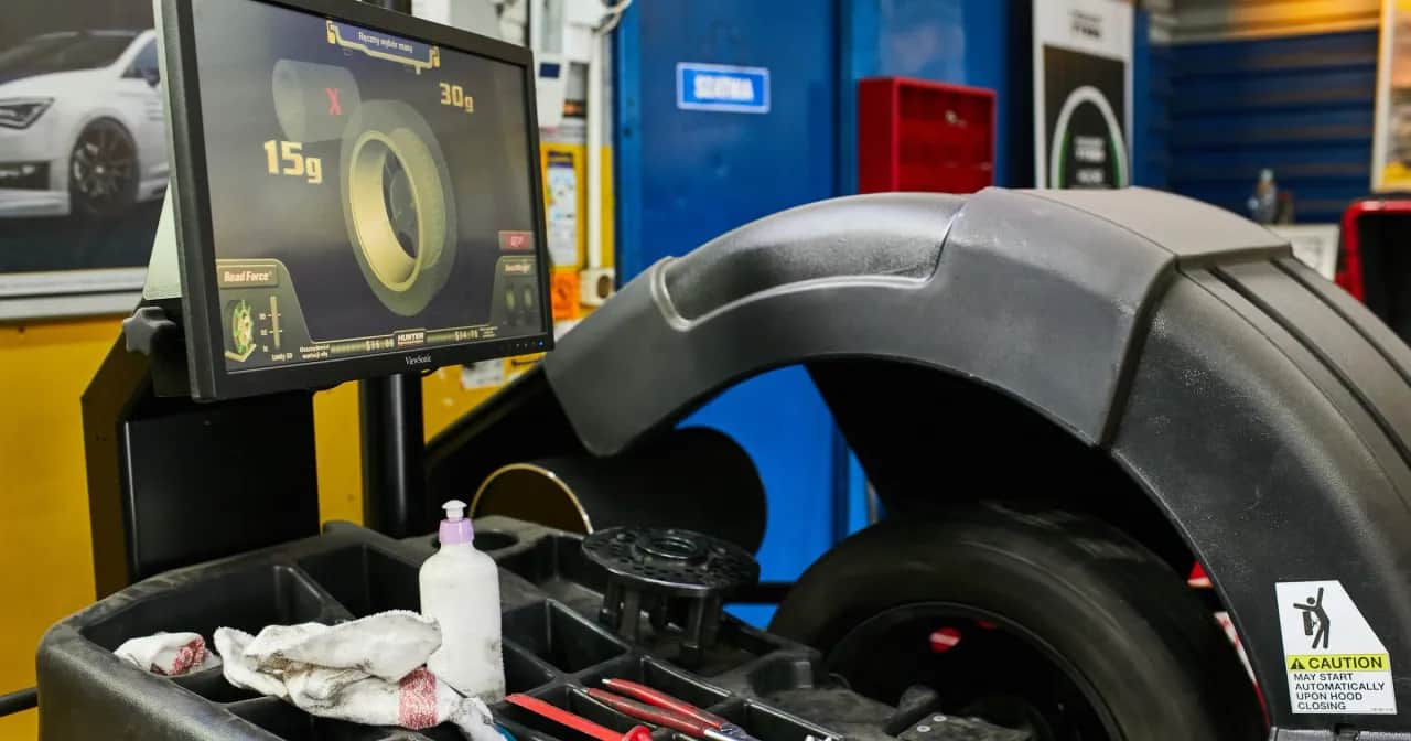 Ile powietrza w oponach? Poradnik Marka Dudka: Bezpieczeństwo i oszczędności