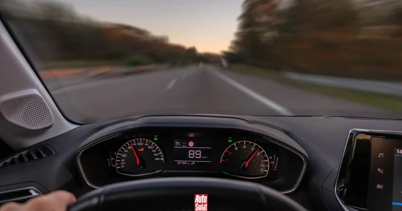 Ruszanie z piskiem opon: Instrukcja, ryzyko i mandat w Polsce