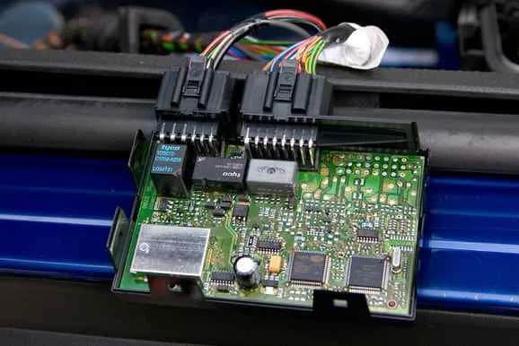 Audi A4 B5: Gdzie jest moduł komfortu? Lokalizacja i objawy