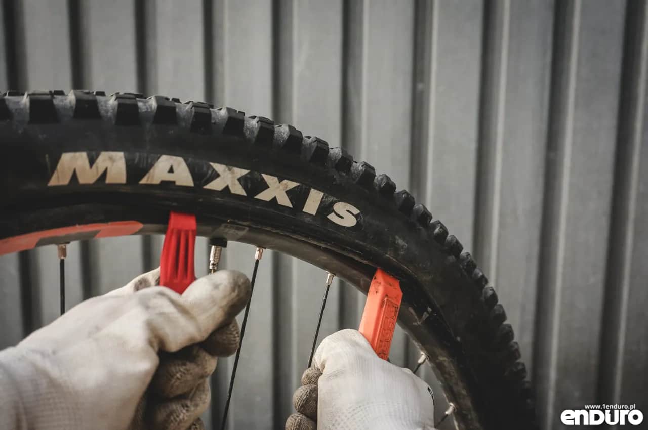 Jak zdjąć oponę z roweru? Zrób to sam krok po kroku!